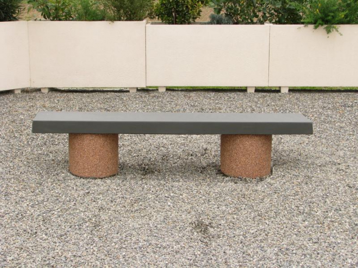 Banquette béton Luna pieds gravillons lavés lame couleur ardoise